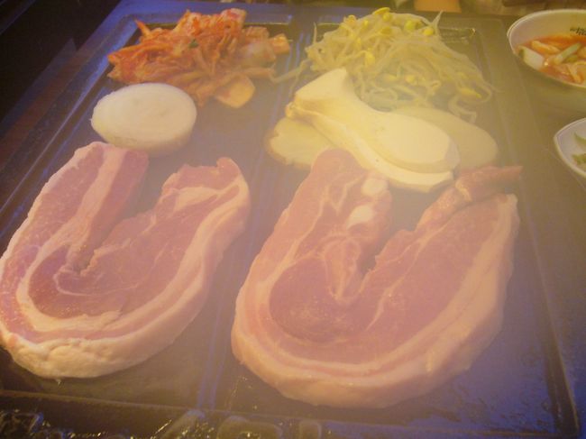 夕飯は明洞の焼肉屋さんへ・・・<br />と思ったらお休み。<br />残念！<br />気を取り直して次の候補店へ。<br />鐘閣駅の近くにある「トクサムシデ」へ。<br />18:00ごろ着きましたが混んでました。<br />食べてる間に満員に！！<br />サムギョプサル食べましたよ。<br />お肉おいしかった〜<br />油たっぷりでジューシーだけど<br />全然重くないです。<br />野菜もたっぷり頂きました。