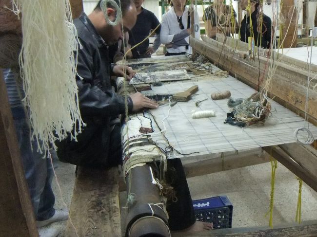 熟練した職人さんもいて、手だけでなく、足も使います。