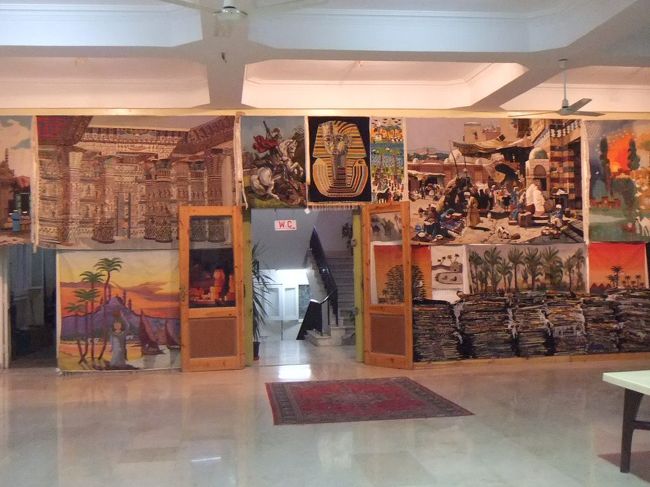 カラフルなじゅうたんが壁に並んでいます。