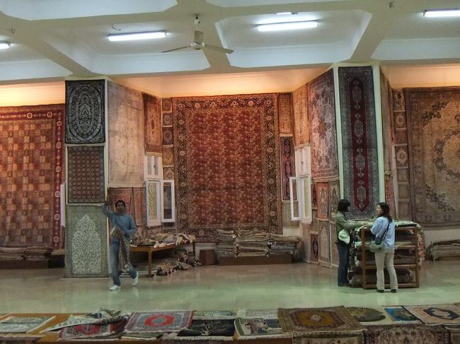 このようなじゅうたんもあります。１６時３５分に集合出発。買い物に興味がないわたしは、トイレに行ったり、今まで観光した場所についてガイドさんに質問したりして過ごします（金にならないツアー客です）。