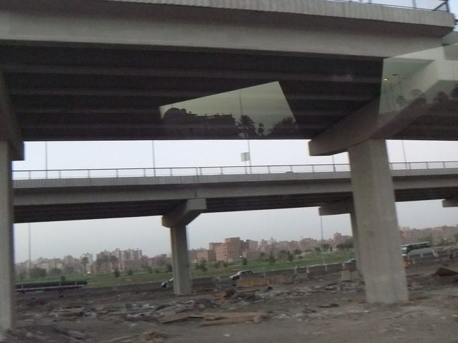 ホテルに戻ります。最後のホテルです。初日と同じアマランテ・ピラミッズです。途中で、参加者一人一人にサプライズ・プレゼントがありました（もしも同じツアーに参加する人が見ていると楽しみを奪ってしまうので、ここでは公開しません）。高架のあるところに戻ります。この辺りでまたギザのピラミッドが見えてきます。