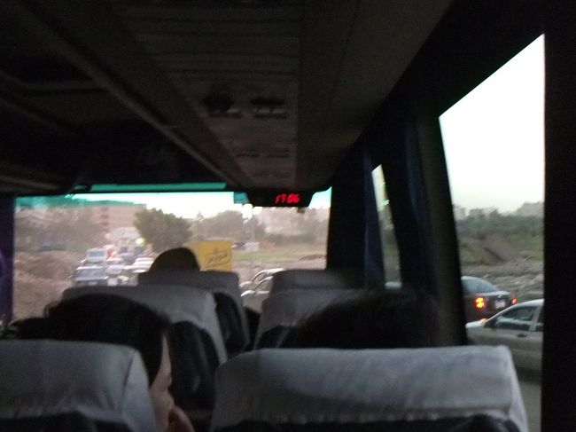 混んできました。やがて、ものすごい渋滞になります。ホテルはギザにあるのに、遠すぎます。１７時３０分、ホテルに到着。到着直前にミネラルウォーターを買っておきます。あたりはもう真っ暗です。鍵をすぐ渡され、翌朝のスケジュールを聞きます。モーニングコールが６時、朝食は６時からで、ロビー集合が７時３０分です。また大部分の人はオプショナルツアー「ナイル川クルーズ」に参加しますが、倹約家のわたしは参加しません。この日になると腹の具合がおかしくなる人も何人かいて、オプショナルツアーをキャンセルしたいようでしたが、当日のキャンセルはダメだそうです。わたしは自由時間があるので、スフィンクス前のピザハットへ行ってピラミッドのライトアップを眺めることも考えますが、途中のひどい渋滞を思い浮かべて、行く気がしません。万が一カメラを紛失して、今までの写真を台無しにしても大変なので、保守的になってホテルで過ごします。