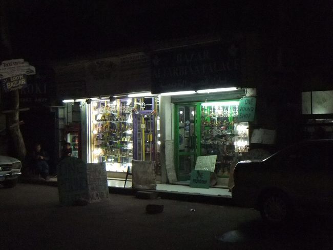 ホテルにとどまろうと思ったのは、他に理由があります。このホテルの前には安い土産物屋があるということを、事前にインターネットで調べていたからです。ホテルの前には「１ポンドショップ」と書かれた店が何軒か並んでいます。実際は１ポンドではありませんが、かなり安いです。写真は左向かいの店ですが、目の前にもあります。入口に日本語で色々書いてある店に入ってみます。それほど大きな店ではありません。