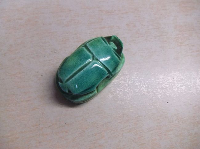 スカラベの小さな置物を買います。本物のスカラベが透明なピラミッドに入ったものも売っていますが、こちらにしておきます。