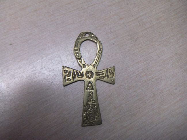 アンク（生命の象徴）の飾りを買います。安物だけにかなり雑に出来ていますが、わたしはこれで満足なのです（わたしは基本的に節約志向ですし、普通の人と興味が違うので、土産物はたぶん参考になりません）。