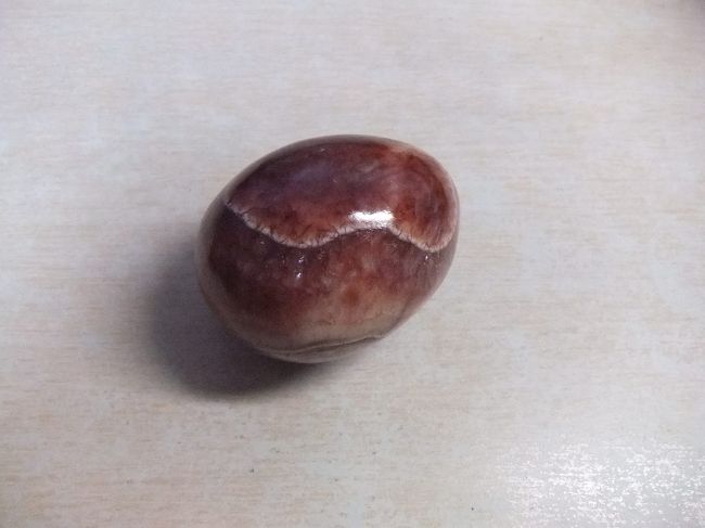 卵の形をしたアラバスターを買います。アラバスターは先日も買いましたが、自然の石のたぐいは好きなので、買っておきます。