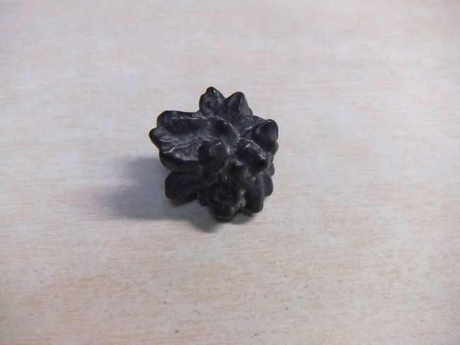 砂漠の中で自然に出来た「砂漠の花」と呼ばれる石も買います。特に安くしてくれとは言わないのですが、勝手にどんどん値切ってくれて、上の５点でちょうど１０ドル。先ほど食べた不味い焼きそばより安いです。荷物になることを心配していましたが、後で思えば他の１ポンドショップにも行って、もっと買ってもよかったです。