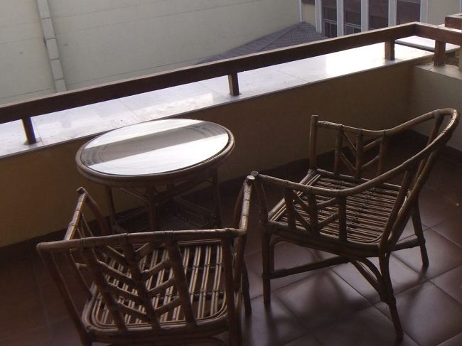 ２００９年１２月１８日（金）<br />予定通り、６時にモーニングコールがありました。朝食を食べて戻ります。このホテルにも、このようなテラスがあって、中庭を眺めることができます。ただし、テラスの窓もオートロックになっていて、鍵を忘れて外に出てしまうと戻れなくなるので要注意です。