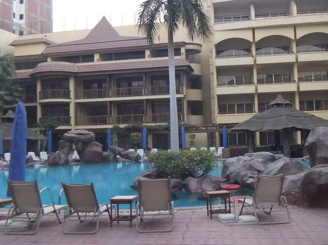 中庭に下りて見渡します。