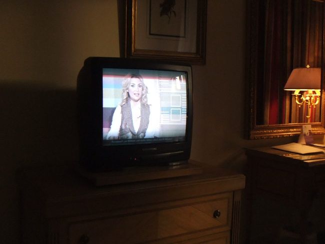 部屋に戻って、せっかくだからテレビも見ておきます。外国人の泊まるホテルなので、外国の放送が多いようです。確かＮＨＫもありました（他のホテルだったかもしれません）。とりあえず、アラビア語のニュース番組のようなもの見て、もちろん何を言っているかさっぱり分かりませんが、雰囲気を感じます。
