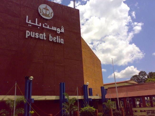 　16:20 KK発 → 17:00 バンダルスリブガワン着 RM99 (\2,475)<br /><br />なぜかB'zとひとつ屋根の下の歌が流れる空港。<br /><br />ブルネイ$はシンガポール$と等価で紙幣はそのまま使える。<br /><br />閑散としたバス停でぼーっと待っていたら、さっき道を教えてくれた人が、ちょっと先のバス停の方が確実だからと言って連れて行ってくれることに。<br /><br />彼女はフィリピンから働きに来ているMichael。<br /><br />車がビュンビュン走る車道を20分ほど歩く。<br /><br />私をバス停に送り届けると彼女は友達の出迎えのため再び歩いて空港へ。<br /><br />いきなりの親切にただただ感動。<br /><br />　B$1 (\64)。