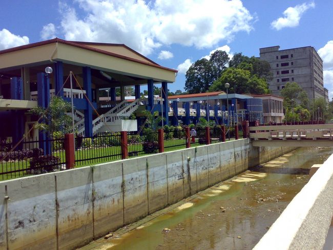 15分くらいでブルネイで唯一の安宿に到着。<br /><br />　Pusat Belia YH（10人ドミ/AC付）B$10 (\640)<br /><br />でも、1人で使っていいよーって！<br /><br />おネエ系コーディネーターのAbdulに明日のリバーサファリの相談をしているうちに、オージーIanと共にナイトツアー B$15 (\960) に参加することに。<br /><br />携帯はバッテリー切れで部屋に置きっぱだったので、写真な〜し（涙）。<br /><br />ライトアップされたイスタナ・ヌルル・イマン（王宮）やジャメ・アスル・ハッサナル・ボルキア・モスク（ニューモスク）を見学。<br /><br />夜のニューモスクは筆舌に尽くしがたい美しさ！<br /><br />そして、ナイトマーケットへ。<br /><br />私たち以外、ローカルオンリー。<br /><br />　ピーナッツとコンデスミルクをはさんだパンケーキ<br />　B$1.5 (\96)<br /><br />　アイスカチャンのジュース版？ <br />　B$1 (\64)<br /><br />　ココナッツ＆ジャックフルーツの煮付け＋グリーンベジのせご飯<br />　B$2 (\128) <br /><br />スルタン・オマール・アリ・サイフディン・モスク（オールドモスク）で降ろしてもらって解散。<br /><br />ライトアップなら圧倒的にニューモスク＞オールドモスク！