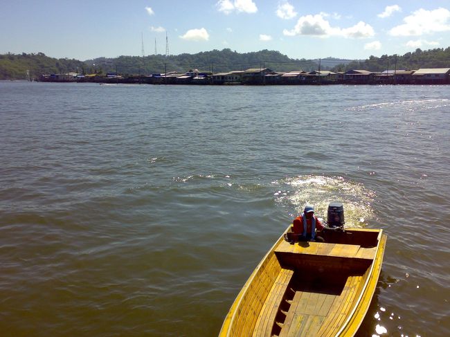 翌朝、Abdulのお迎えでボート乗り場へ。<br /><br />カンポン・アイール（水上集落）とテングザルを求めて<br />　<br />　リバーサファリ B$40 (\2,560) … 貸切