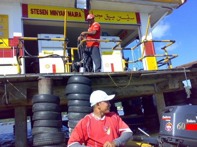 はい、給油完了。<br /><br />カンポン・アイール在住のドライバーZack。<br />