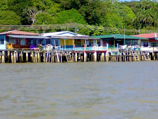 こちらがオールド・カンポン。<br /><br />カラフルで見ているだけでワクワク。