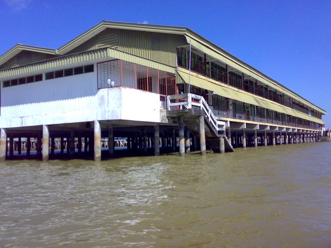 立派な学校だってあります。