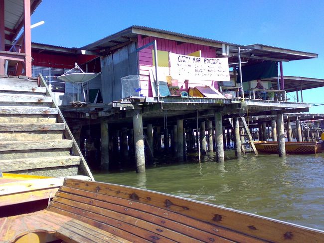 レストランまである〜。<br /><br />ボートを停めてもらって、朝ごはんを買いにゆく。