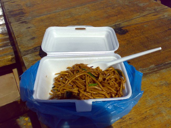 シンプルでとってもおいしかったミーゴレン。<br /><br />外で食べるごはんはサイコー！<br /><br />しかし、朝おなかが若干ゴロっていたことをすっかり忘れていた、、、