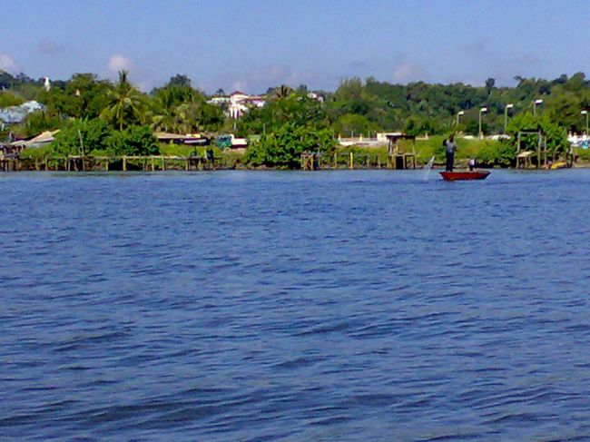 投網をする人。<br /><br />ブルネイでは、至るところで釣り人を見かけた。<br /><br />特に夜、王宮とかモスクの周りのお堀は大にぎわい。