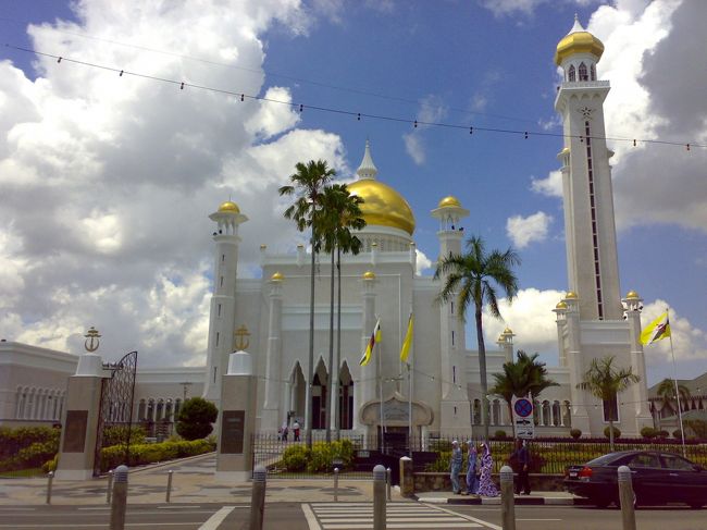 巨大ショッピングモール、ヤヤサンSHHBコンプレックスで一休み。<br /><br />そして、お隣のオールドモスクへ。<br /><br />青空に24金のタマネギが映えます。<br /><br />モスクってなんでこんなに魅惑的なんだろう？<br /><br />圧倒的な存在感。