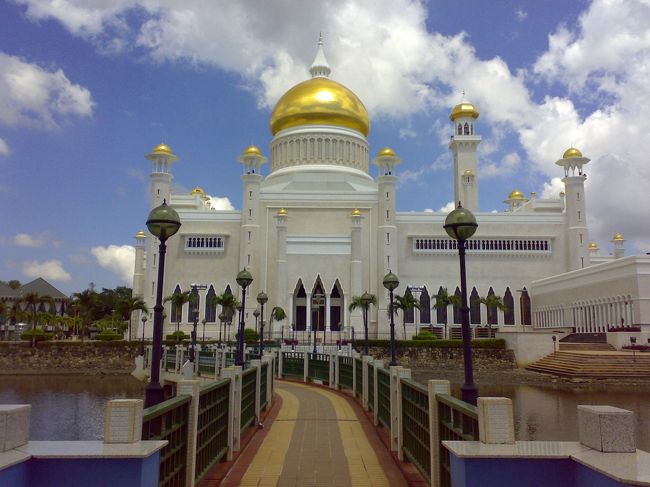 モスクの周りはラグーン。<br /><br />が、おなかの調子と共に携帯も不調となり、撮ったはずの写真がな〜い。<br /><br />モスクをもう1周する元気はなくあきらめる。