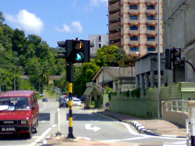 炎天下の中、ヨロヨロと宿へ戻る。<br /><br />信号が青になると人がテクテク歩きはじめる。<br /><br />かわいい！<br /><br />ちなみにチェックアウトタイムは特になく、キーをBOXに返却するだけ。<br /><br />バスターミナルまで再び炎天下を歩く。<br /><br />でも、なんだかとっても好きになってしまったブルネイ。<br /><br />これからクアラルンプールに戻り、マレー鉄道でシンガポールへ。