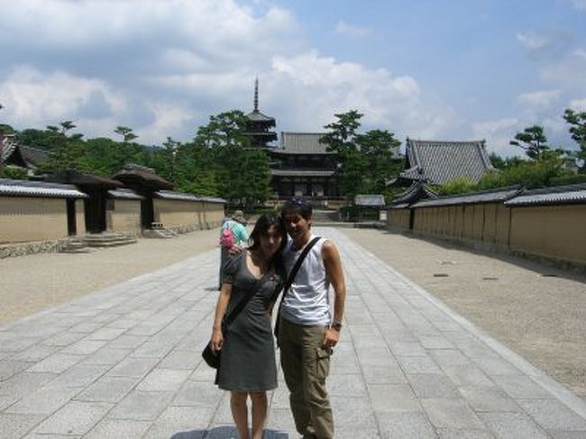 奈良に出張でしたが、仕事が午前に終わったので法隆寺に行きました。<br />平日の歴史的建築物には外国人が大勢来てました。