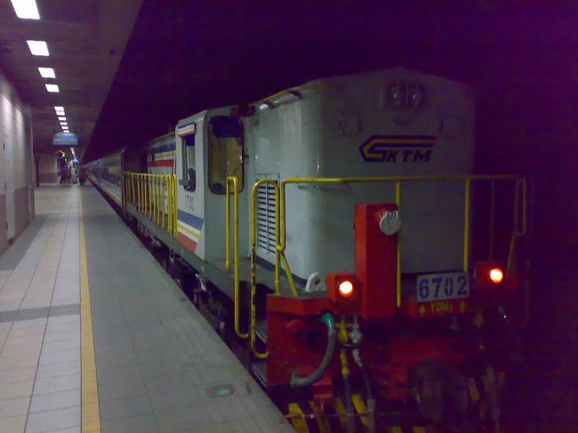 　15:55 バンダルスリブガワン発 → 18:15 クアラルンプール (KL) 着<br />　B$150 (\9,600)<br /><br />下痢気味でAir Asiaに乗り込むことになろうとは夢にも思わず。<br /><br />一度は食べておかないとと思って事前予約しておいた機内食が届く。<br /><br />　Vegetarian Szechuan Rice B$3.5 (\224)<br /><br />携帯カメラなので機内の写真は撮れないのですが、ピリ辛で意外においしかった。<br /><br />エアチケットと一緒に買うとお安くなるスカイバス。<br /><br />　LCCT (Low Cost Carrier Terminal) → KLセントラル駅 <br />　B$2.95 (\188)