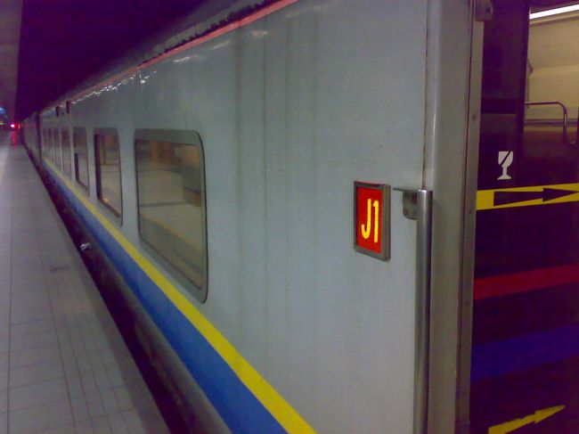 憧れのマレー鉄道。<br /><br />弾丸旅行でそろそろお疲れの頃だろうと思い、奮発した人生初のファーストクラス！<br /><br />　22:30 KL発 → 翌8:20 シンガポール着 <br />　RM118 (\2,950)