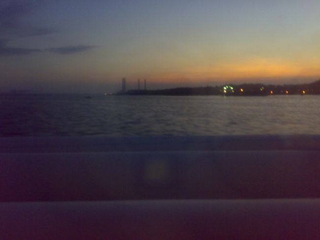 ジョホール水道のサンライズ。<br /><br />イミグレ職員が乗り込み、車内でマレーシアの出国手続き。