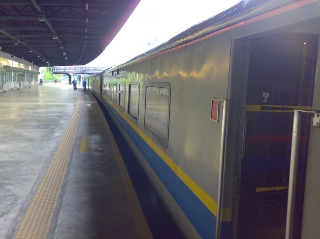 シンガポール入国手続きのため、荷物を全て持っていったん電車を降りる。<br /><br />全員が終わるまで、けっこう待ちぼうけ〜。