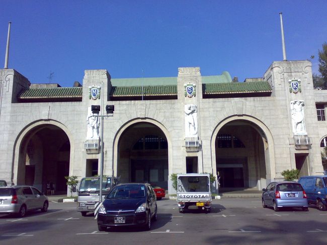駅員さんと話をしていたら、よかったら自分の車で案内するよと。<br /><br />ていねいにお断りして、お別れ。<br /><br />無料の地図くらいあるだろうとふんで手ぶらで到着したものの、地図はあっちと言われた先には売り物の地図のみ！<br /><br />数時間の滞在のために高い地図を買うのはイヤだ〜。<br /><br />マラッカ行きバスターミナルの場所とそこへ行くバスの番号を何人かに確認し、駅の外へ。<br /><br />すると、さっきの駅員と再会。<br /><br />男性からの親切オファーは基本的にお断わりさせていただくのだが、昼までにマーライオンを見てマラッカ行きのバスに乗ってしまいたい。<br /><br />一か八か、好意に甘える。