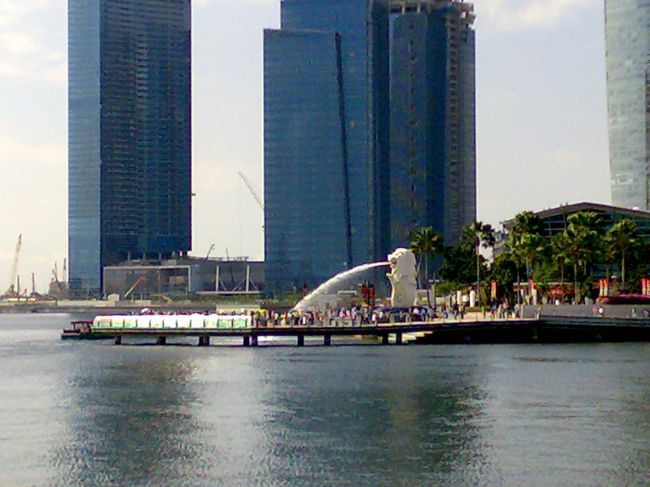 元気いっぱい水を吐いてます。<br /><br />もうちょっと近くに行きたかったけど、今回は仕方ないな。