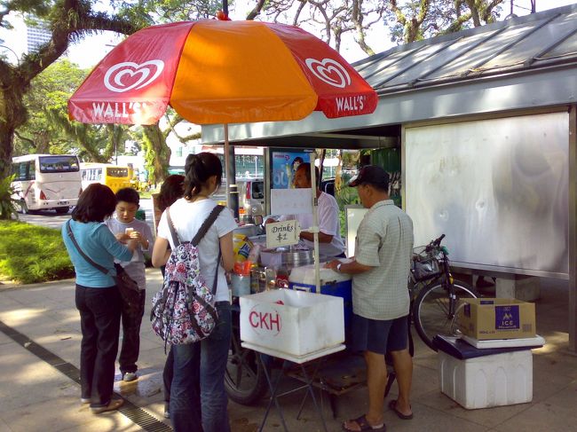 カラフルなカステラでアイスをはさんでくれる。<br /><br />食べたかったけど、マラッカまでのバスにはトイレがない。<br /><br />リバーサファリでの恐怖がよみがえり断念。<br /><br />結局、シンガポールでは何も食べなかった。<br /><br />残念。