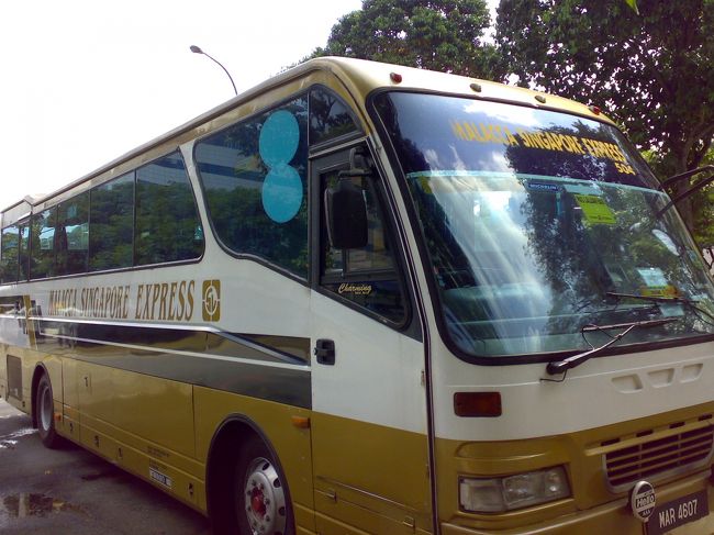 　11:00 シンガポール発 → 14:00 マラッカ着 <br />　S$20 (\1,280)<br /><br />観光できたのは1hほど。<br /><br />車内はガラガラ。
