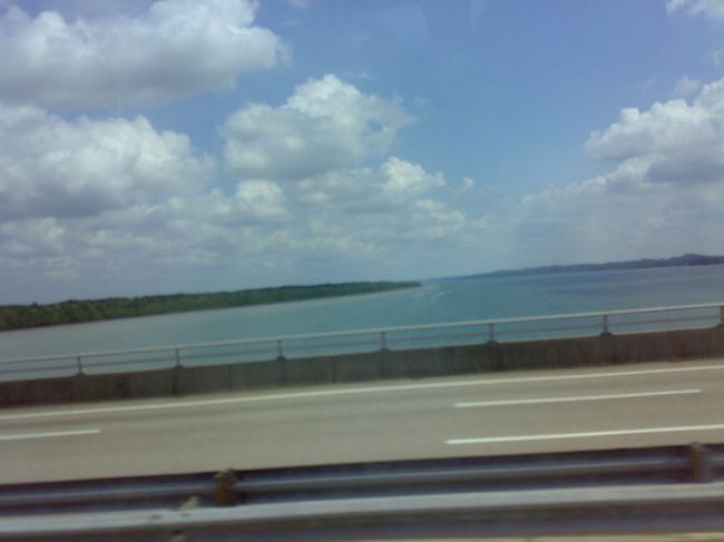 さっき入国したばかりだけど、シンガポール出国手続き＆マレーシア入国手続きを経てジョホール水道を再び。<br /><br />分かりづらいけど、海の色がすごくきれい。<br /><br />特に、左側（マレーシア側）！