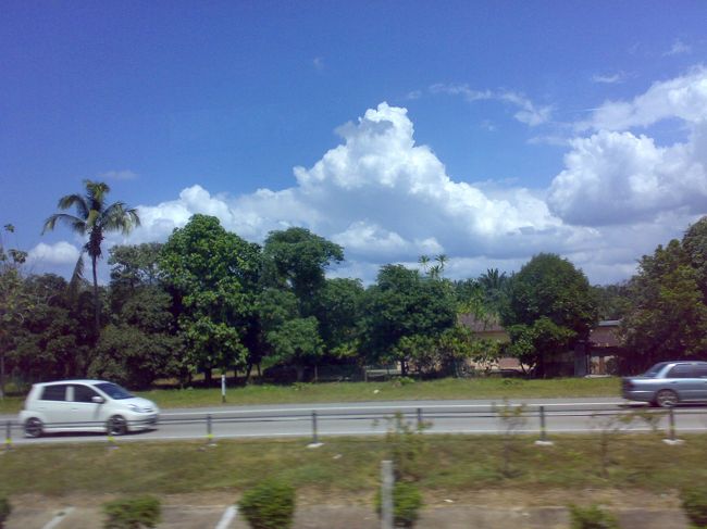 こ〜んな気持ちのいい景色がずっと続く。<br /><br />マラッカ海峡の夕日も約束されたようなもの。