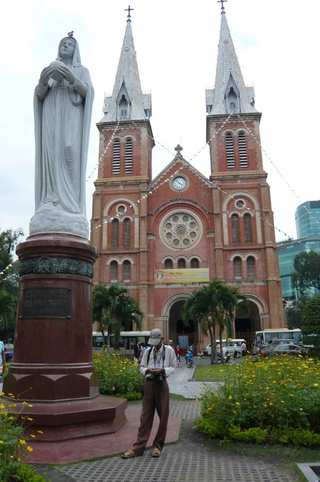 関空でコートを、　航空機の中でセーターを、　更に到着して、シャツ１枚に。　湿度が少なく、暖かく、快適！　ホーチミン市内に向かう途中、聖母マリア教会　観光、　１５時です。<br />ピンクのレンガは総て　フランスから運ばれました。
