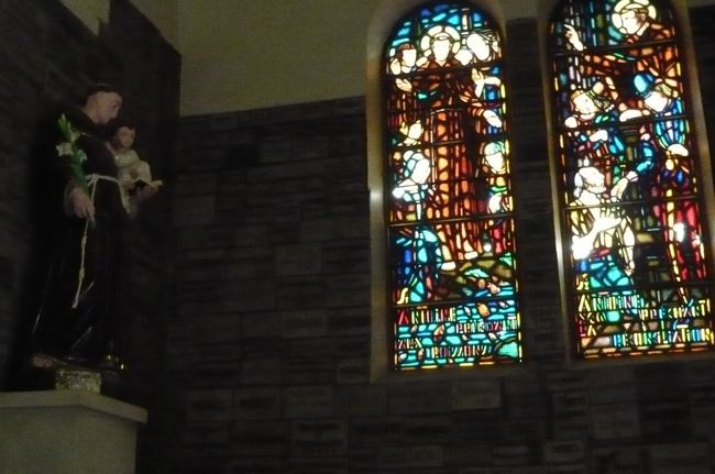 中のステンドグラス、　趣のある内部です。　