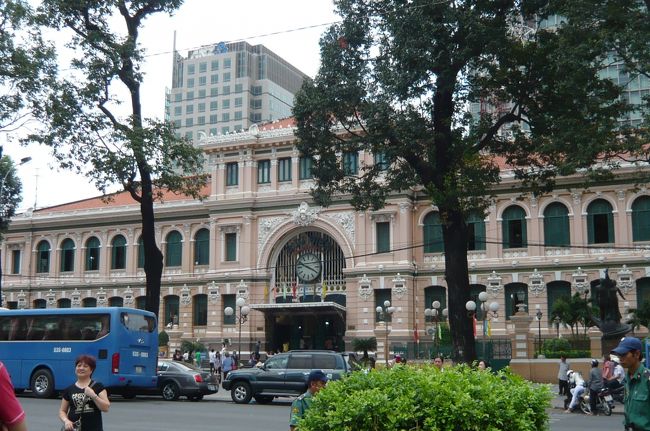 隣にある郵便局、これは素晴らしい建物です。　堂々として、　