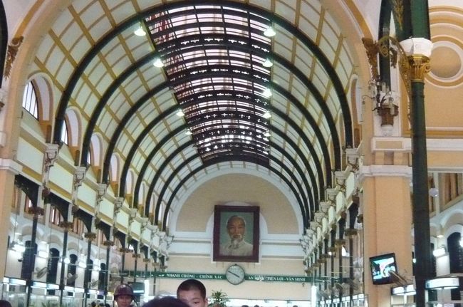 正面から、見た天井が、鉄道の駅として、設計されたと。　中では　葉書を書いたり、　荷物を出したりするひとが沢山。