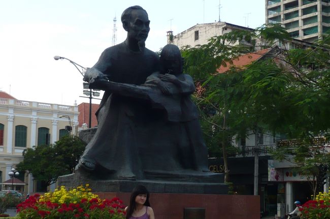 人民委員会前の　ホーチミン像。　この後も彼の業績をいろいろ学びました。　立派な像で　この辺りは広い道路ときれいに整備され、近くにはレックスホテルも。　次回はここに泊まりたい！