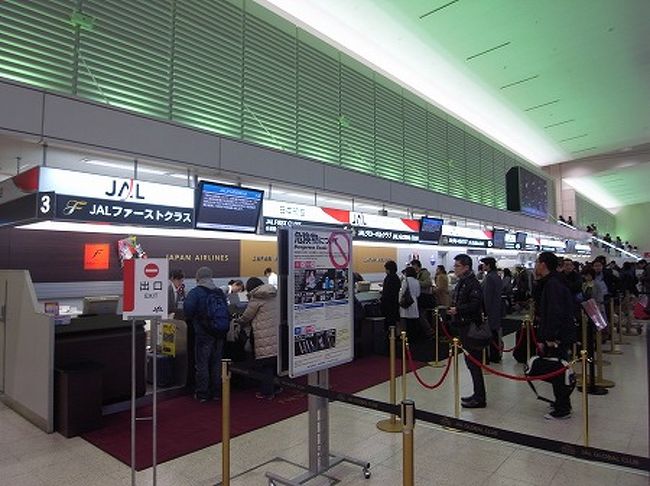 成田からはルフトハンザでミュンヘンに飛ぶので、成田までは普通にチケットを買ったので、国際線乗り継ぎカウンターではなく、普通のチェックインカウンターでチェックインします。<br />この便は、国際線機材なのでクラスJでファースト、ビジネスの座席に座れるという有名な便。もちろん、ビジネスの席をネットで指定してはいたが、「前のもっと広い席に空がありますけど、そちらいなさいますか？」とのお言葉に、「なさいますとも」とファーストに座席が確定しました。ラッキー！<br />そしてこの時、成田でルフトハンザでミュンヘンに行く旨を伝え、荷物はスルーできるか確認したら行けるとのことなので、「じゃスルーでお願いしますと」預けて、いつもサクララウンジへ。。