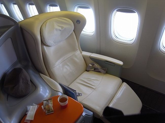 座席は、前のジャカルタ行きの時も乗った、ソロのシート・・<br />新座席のスィートかと期待したが・・残念・・<br />でも、1000円でこのシートは最高でしょう！