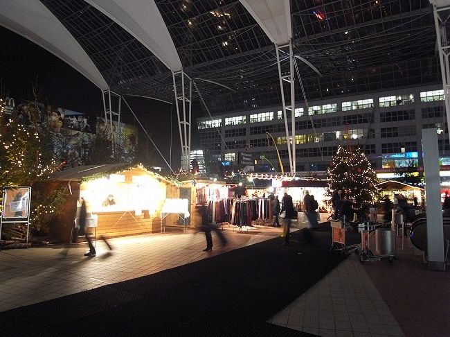 ターミナルを出ると中庭のような屋根付きのところで、クリスマスマーケットが開かれており、早速ブラブラとします。地元の人がビールやグリューワイン片手におしゃべりや、ゲームを楽しんでおります。<br />体調が良ければ、私もビールと行きたいとこやけど今日は無理です・・・