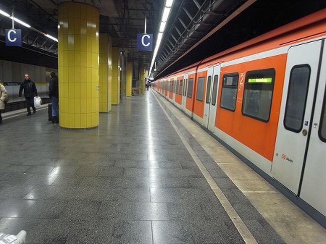 空港から市内へはSバーンを利用します。<br />ドイツでは改札ってものがないので、自動発券機でチケットを買って刻印機で刻印して電車に乗ります。