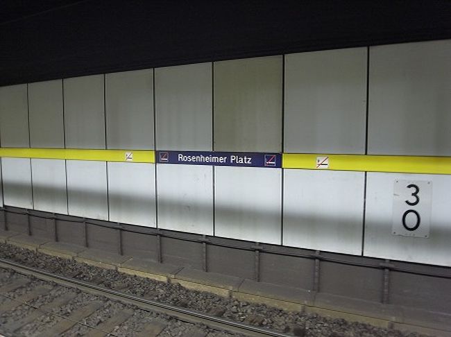 空港から40分くらいで、Rosenheimer Platzに到着です。<br />この駅に直結で今回泊るホテルがあるのです。