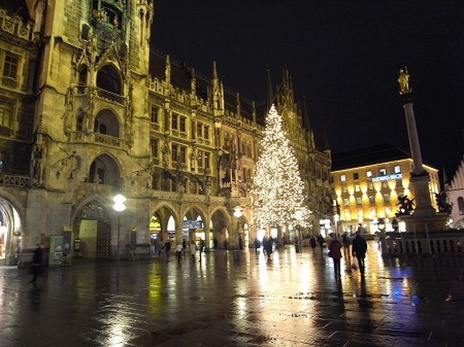 荷物を置いて、Sバーンに乗り2駅のマリエン・プラッツでおり、地上に出ればそこはマリエン広場。<br />仕掛け時計のある市庁舎と、クリスマスツリーが美しいです。<br />でも、さすがに疲れたので本日はここまでで、ホテルに帰って就寝です。<br /><br /><br />--ドイツ編その2に続く--