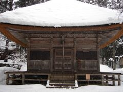 舞茸庵のすぐ近くには、平等寺薬師堂という室町時代後期に立てられたお堂と、天然記念物の将軍杉があります。