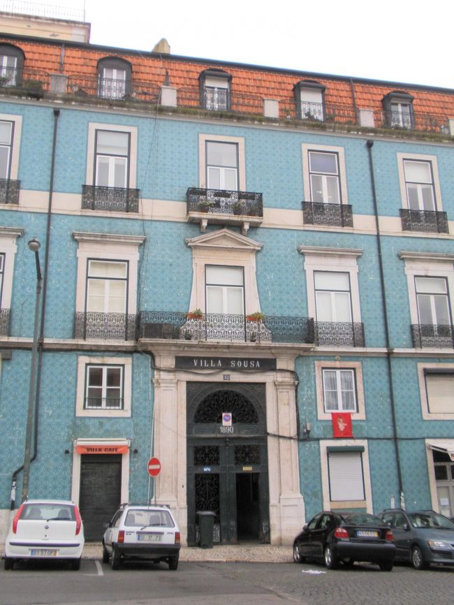 Grasaの展望台へ行く途中で。このような古いけどカワイイ、タイルの家多し！